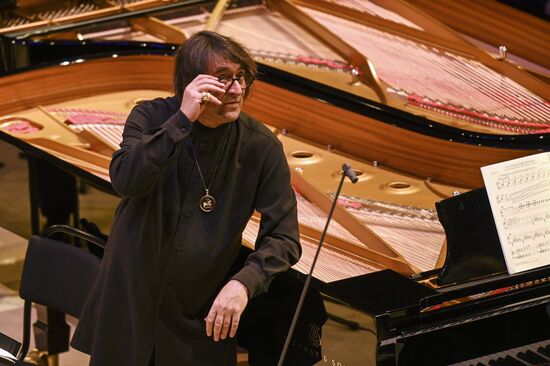 Концерт "Камю, Шуберт, Малер, Сен-Санс" в Москве