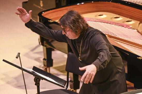 Концерт "Камю, Шуберт, Малер, Сен-Санс" в Москве