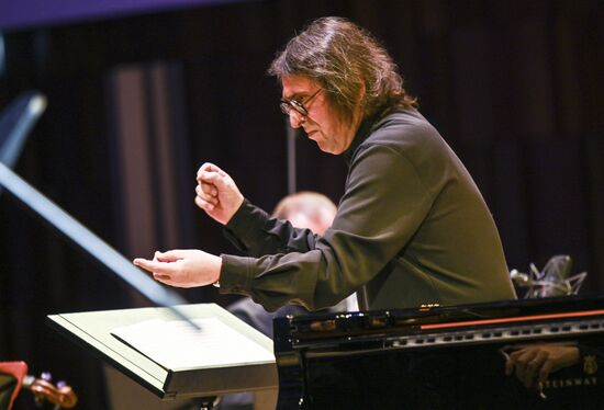 Концерт "Камю, Шуберт, Малер, Сен-Санс" в Москве