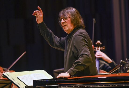 Концерт "Камю, Шуберт, Малер, Сен-Санс" в Москве