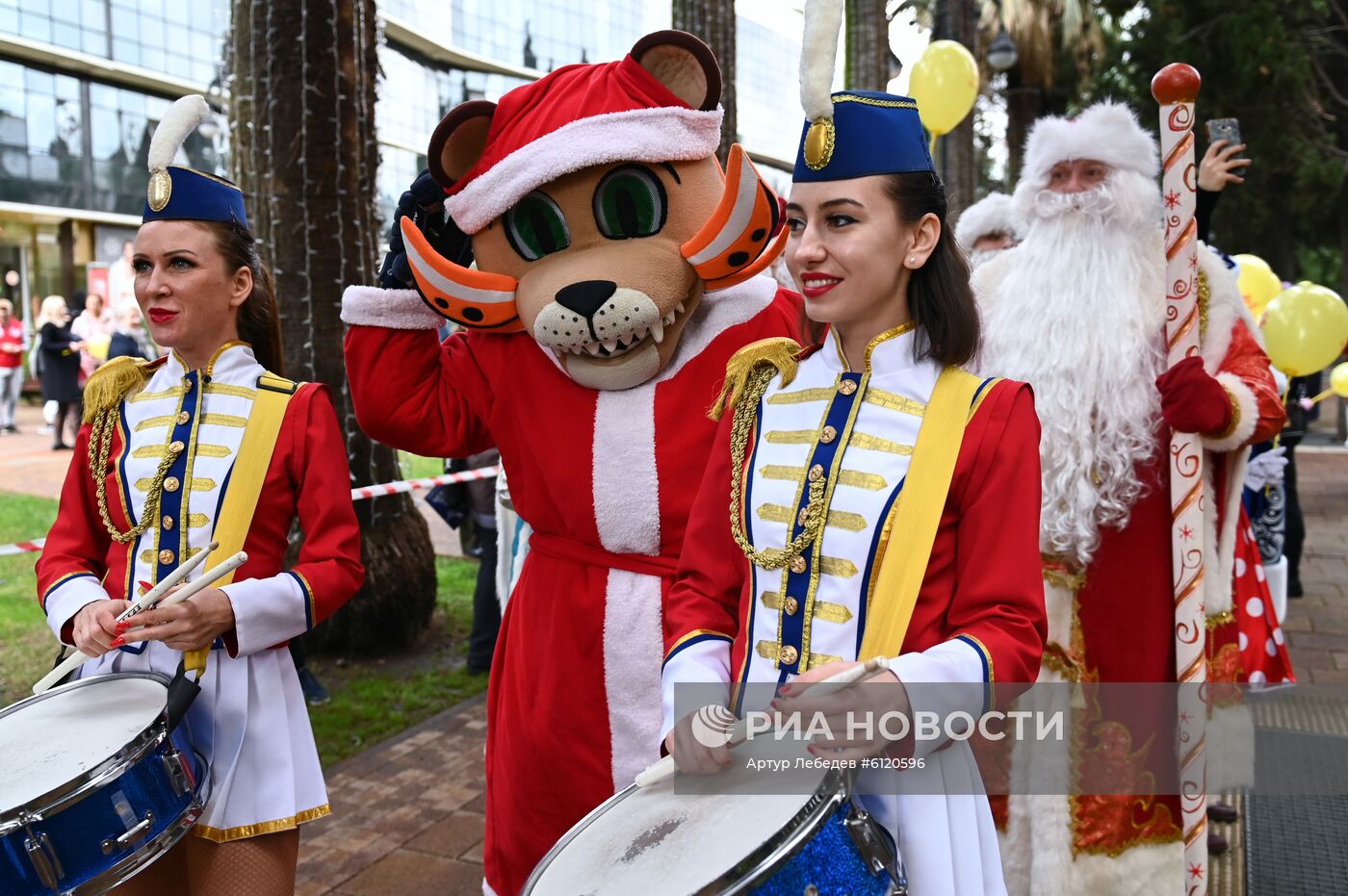 Парад участников фестиваля "Народный Дед Мороз" 