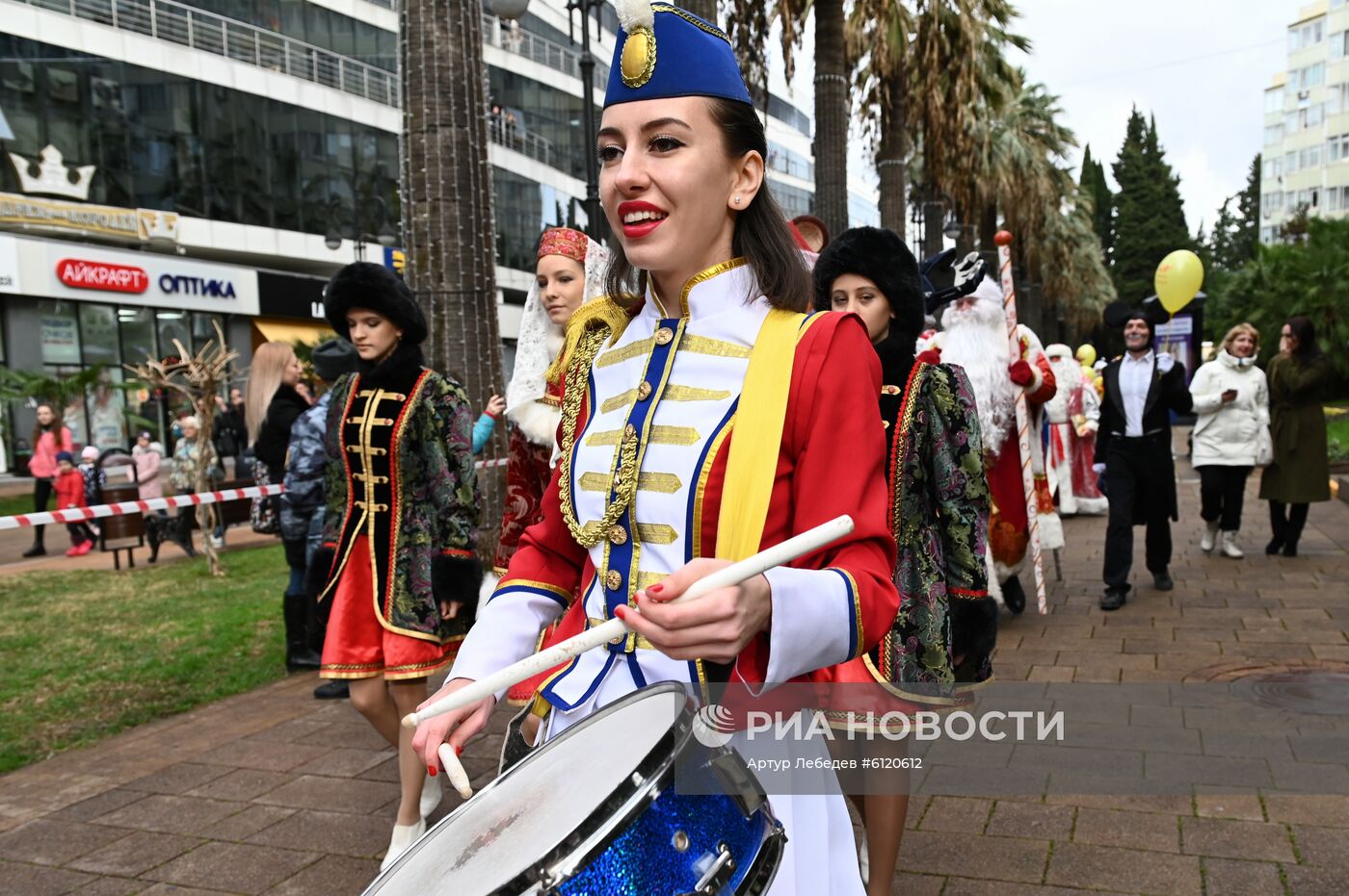Парад участников фестиваля "Народный Дед Мороз"