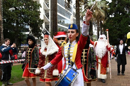 Парад участников фестиваля "Народный Дед Мороз" 