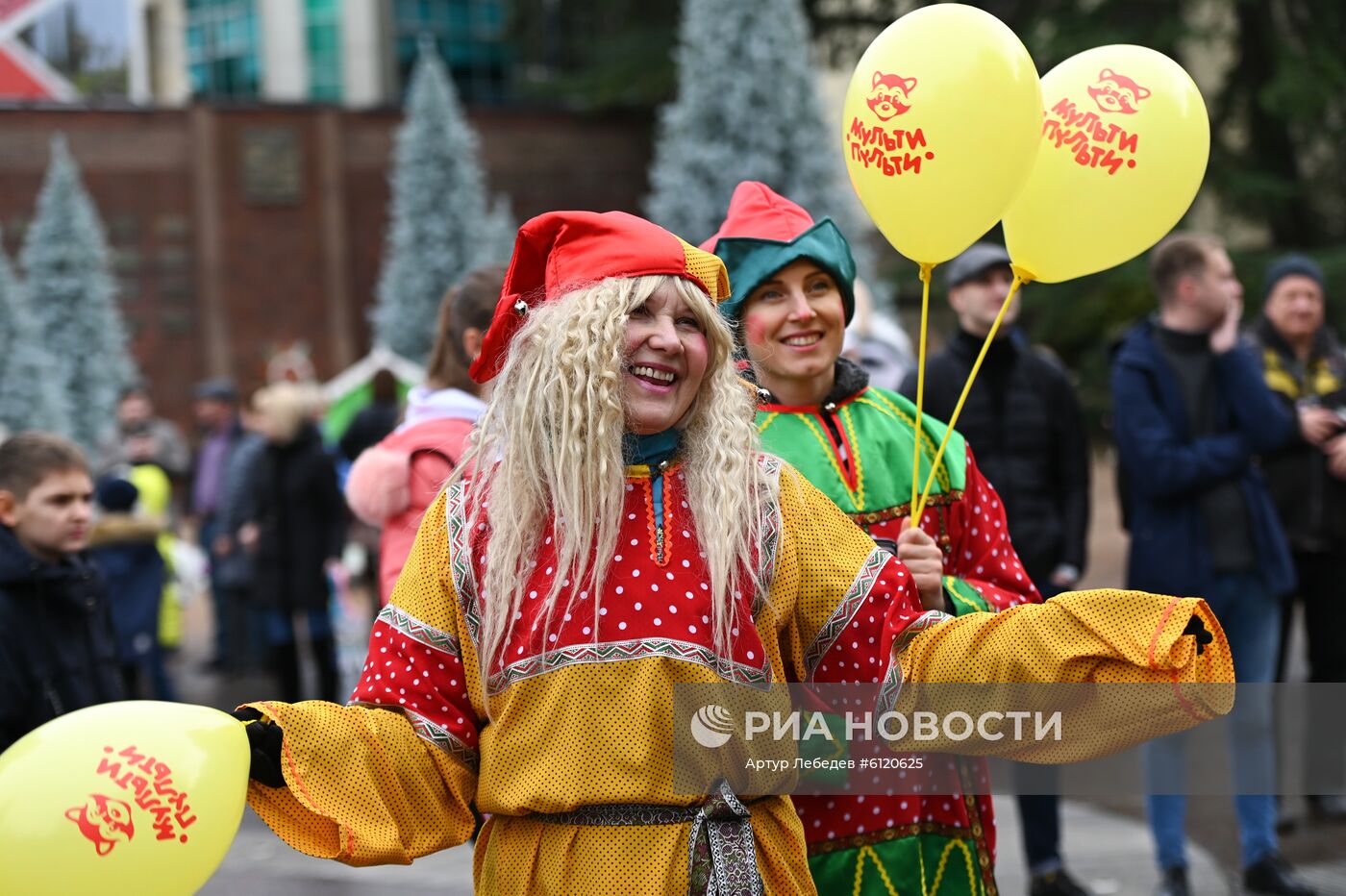 Парад участников фестиваля "Народный Дед Мороз" 