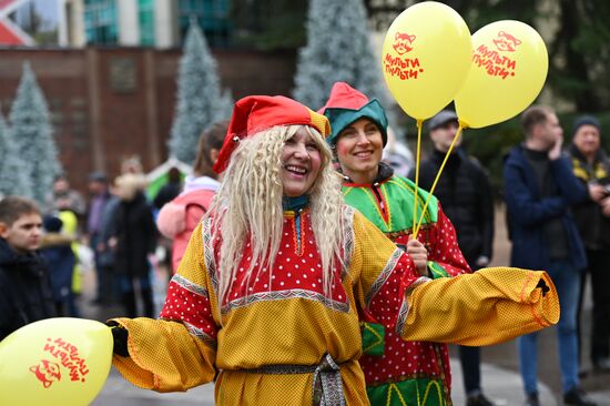 Парад участников фестиваля "Народный Дед Мороз" 