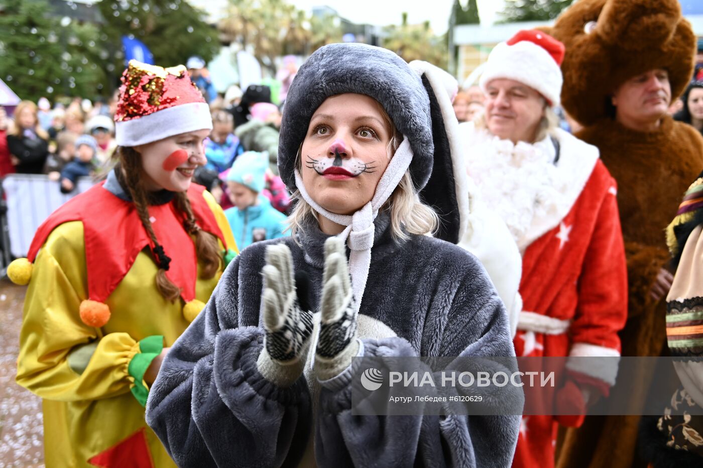 Парад участников фестиваля "Народный Дед Мороз" 