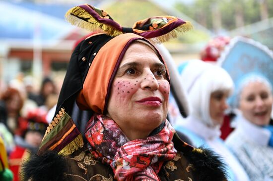 Парад участников фестиваля "Народный Дед Мороз" 