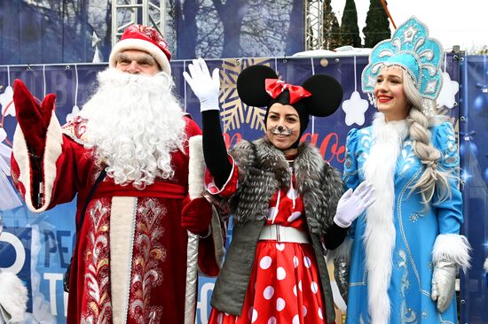 Парад участников фестиваля "Народный Дед Мороз" 