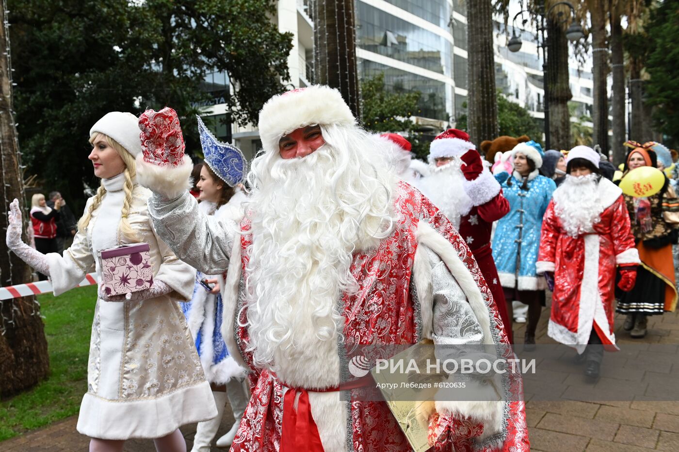 Парад участников фестиваля "Народный Дед Мороз"