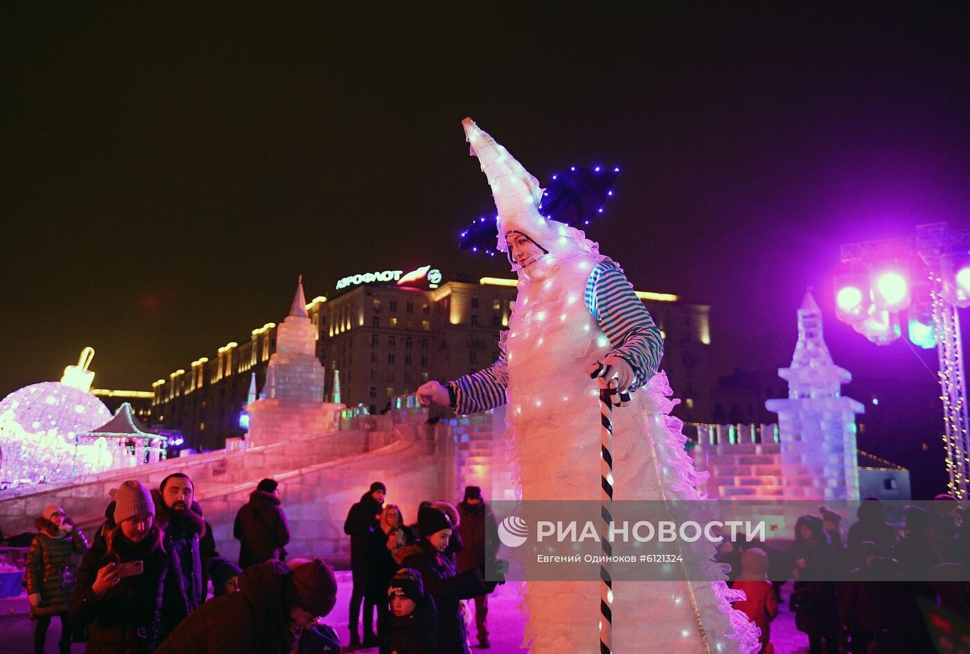 Фестиваль скульптур "Ледовая Москва. В кругу семьи"
