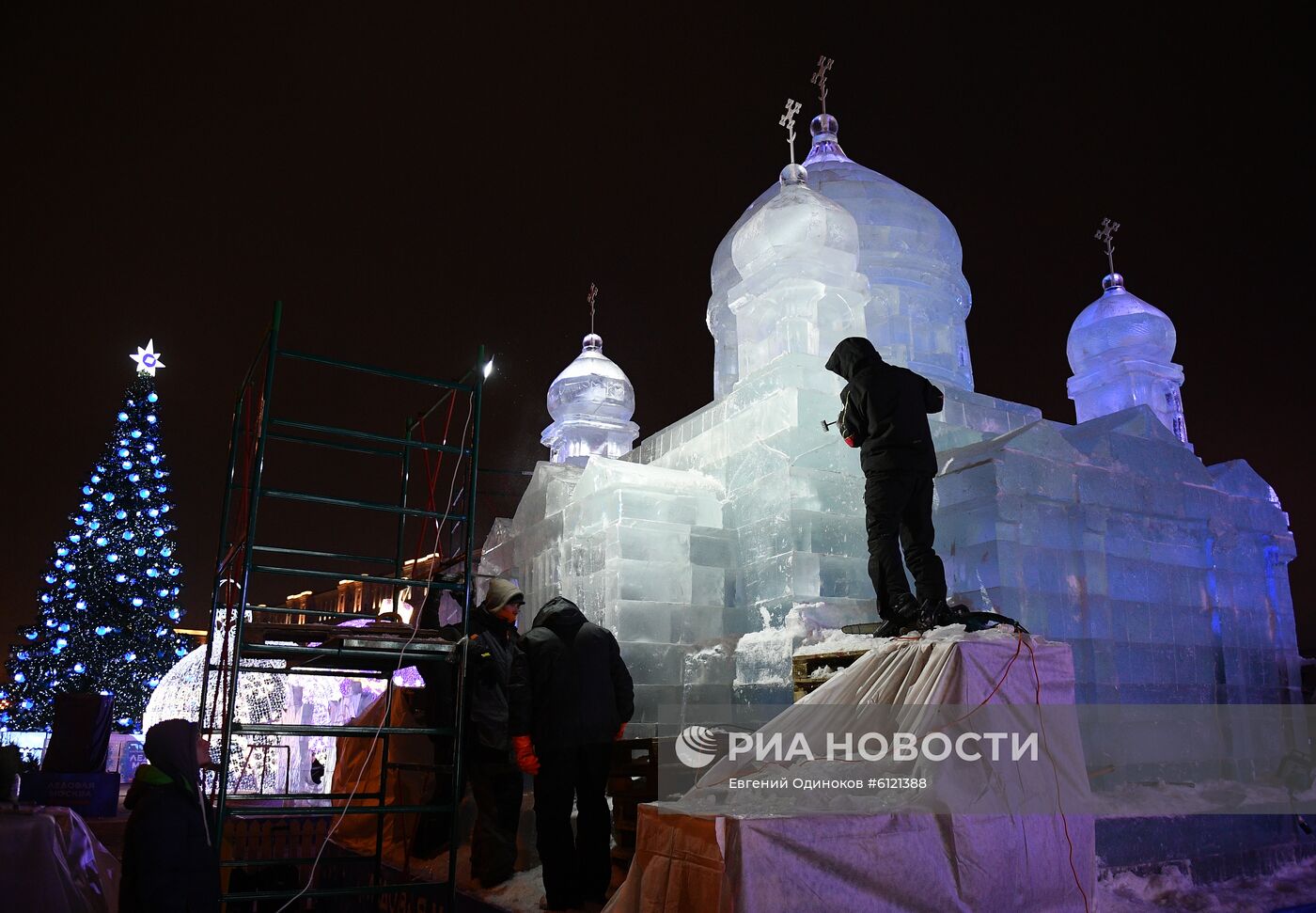 Фестиваль скульптур "Ледовая Москва. В кругу семьи"