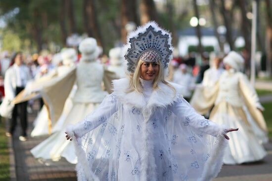 Новогодний костюмированный карнавал в Геленджике