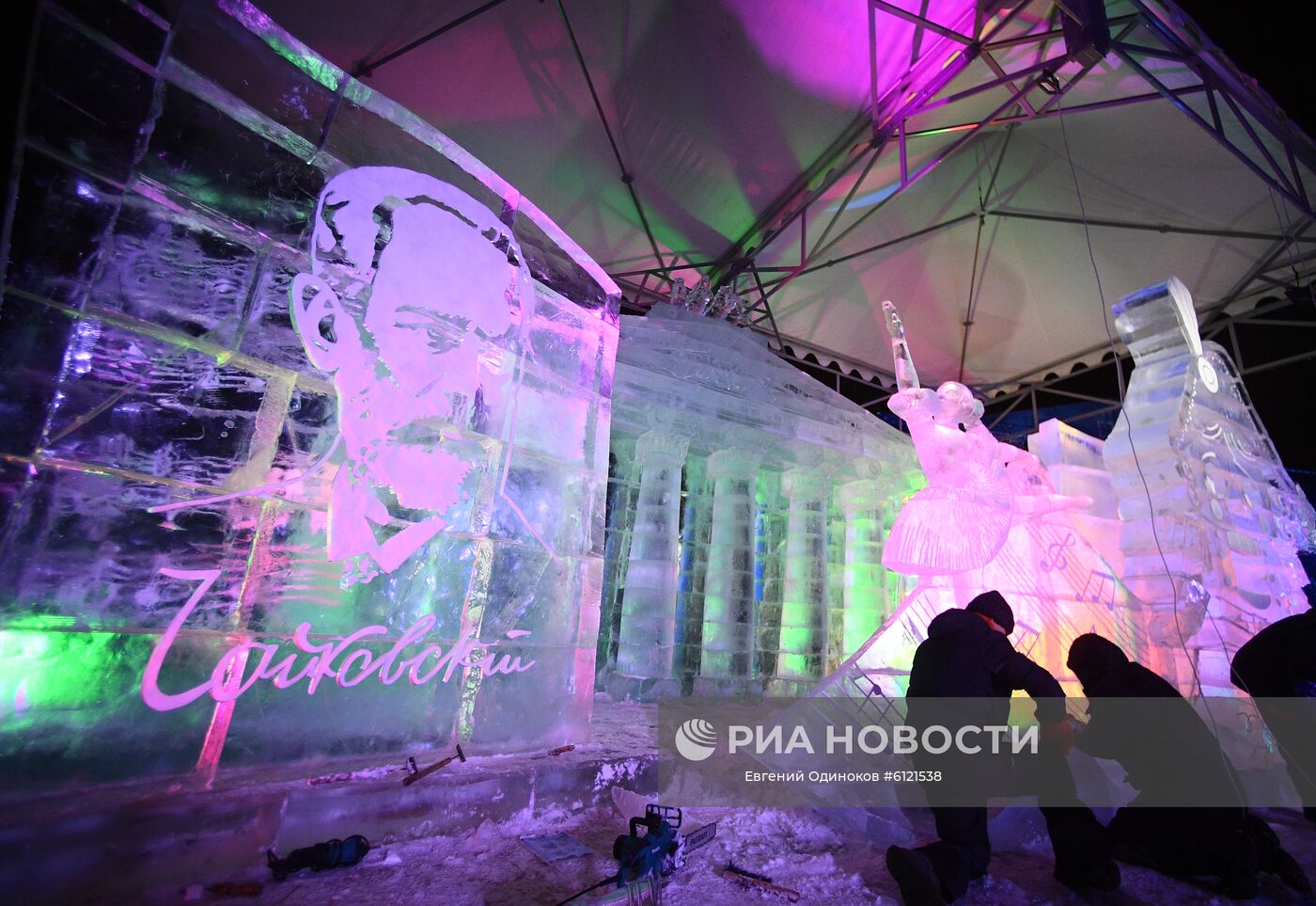 Фестиваль скульптур "Ледовая Москва. В кругу семьи"
