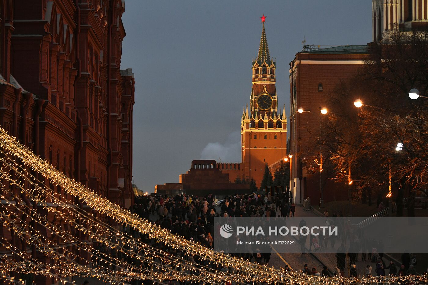 Новогоднее украшение центральных площадей и улиц Москвы