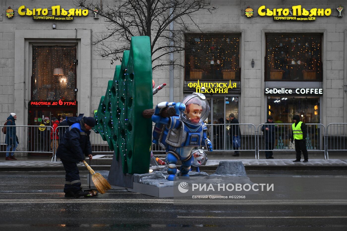 Подготовка к празднованию Нового года на Тверской улице