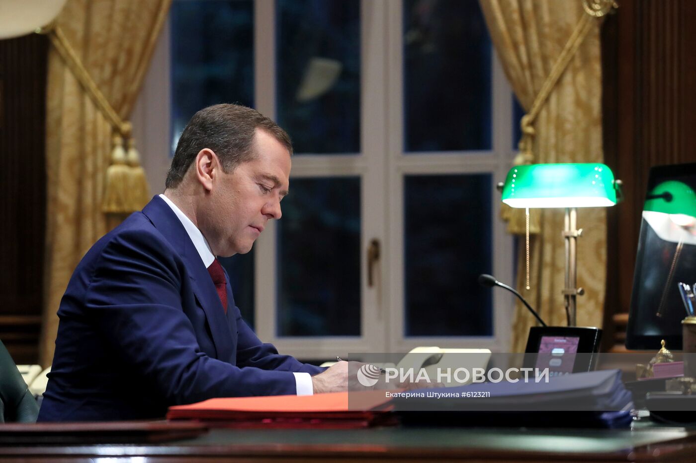 Поздравление премьер-министра РФ Д. Медведева с Новым годом