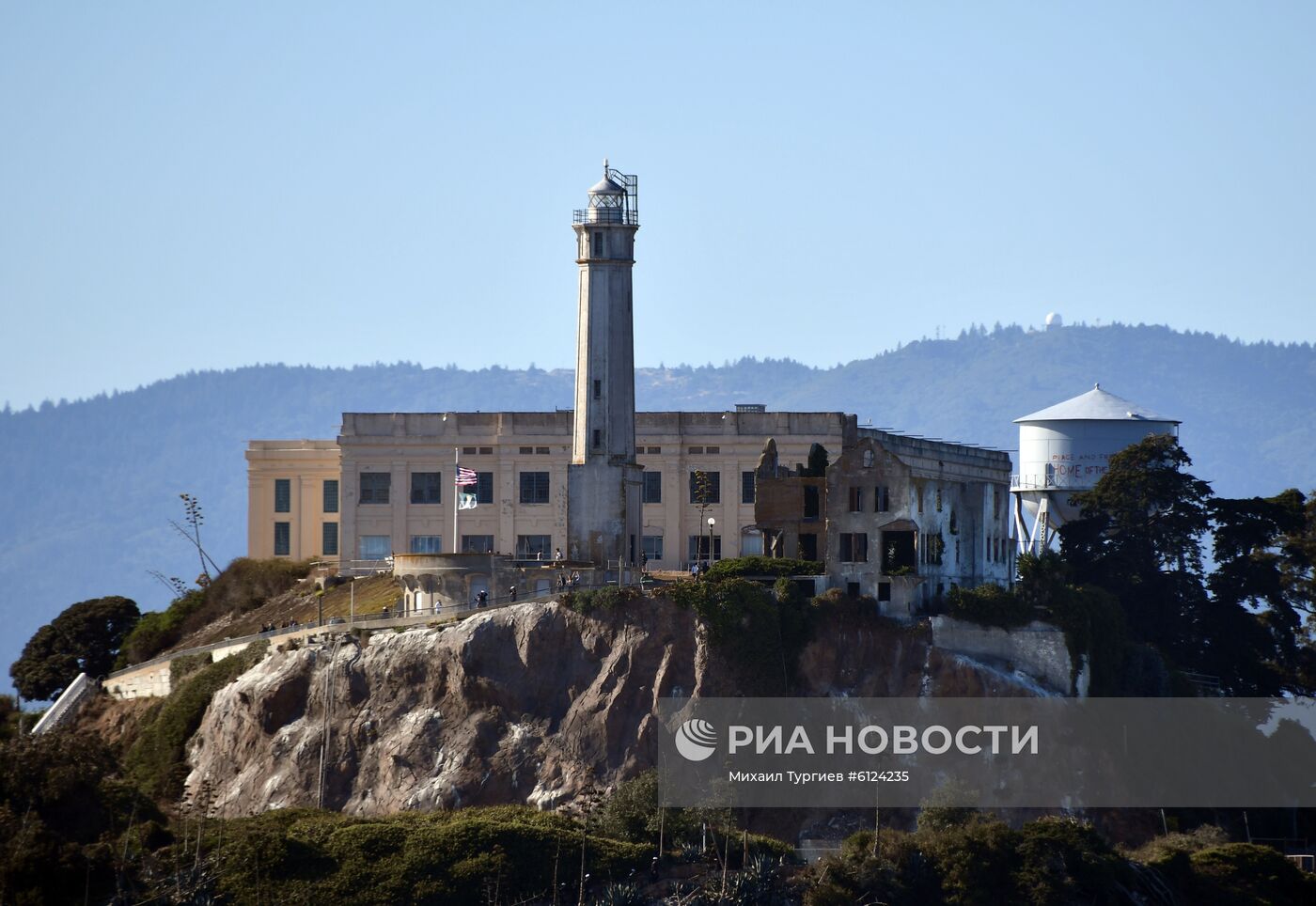 Бывшая тюрьма на острове Алькатрас в заливе Сан-Франциско