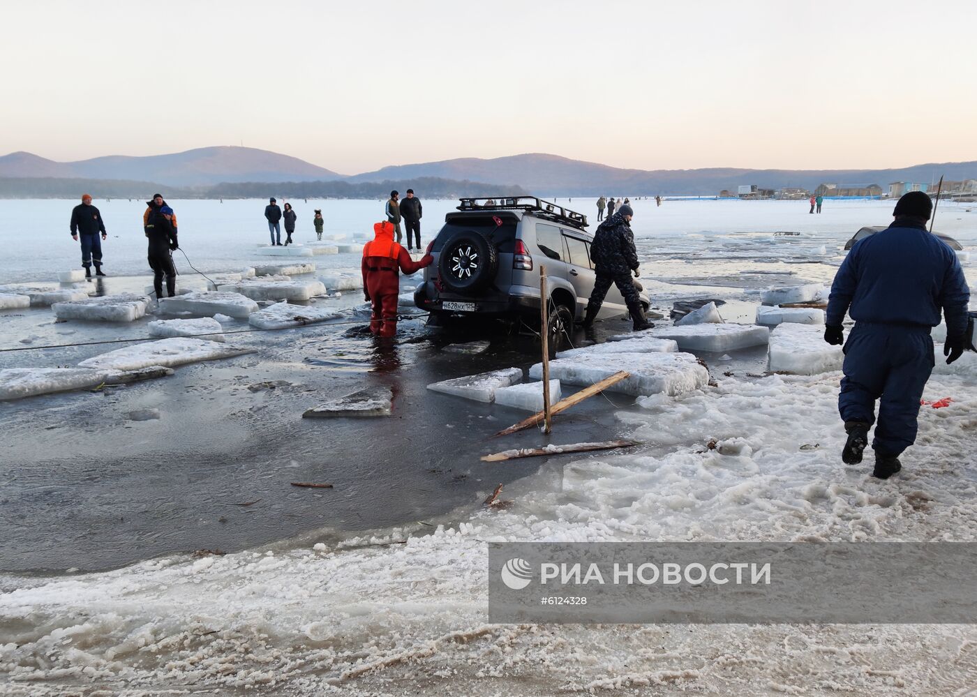 Около 30 автомобилей провалились под лед во Владивостоке