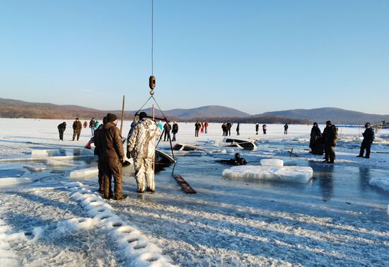 Около 30 автомобилей провалились под лед во Владивостоке