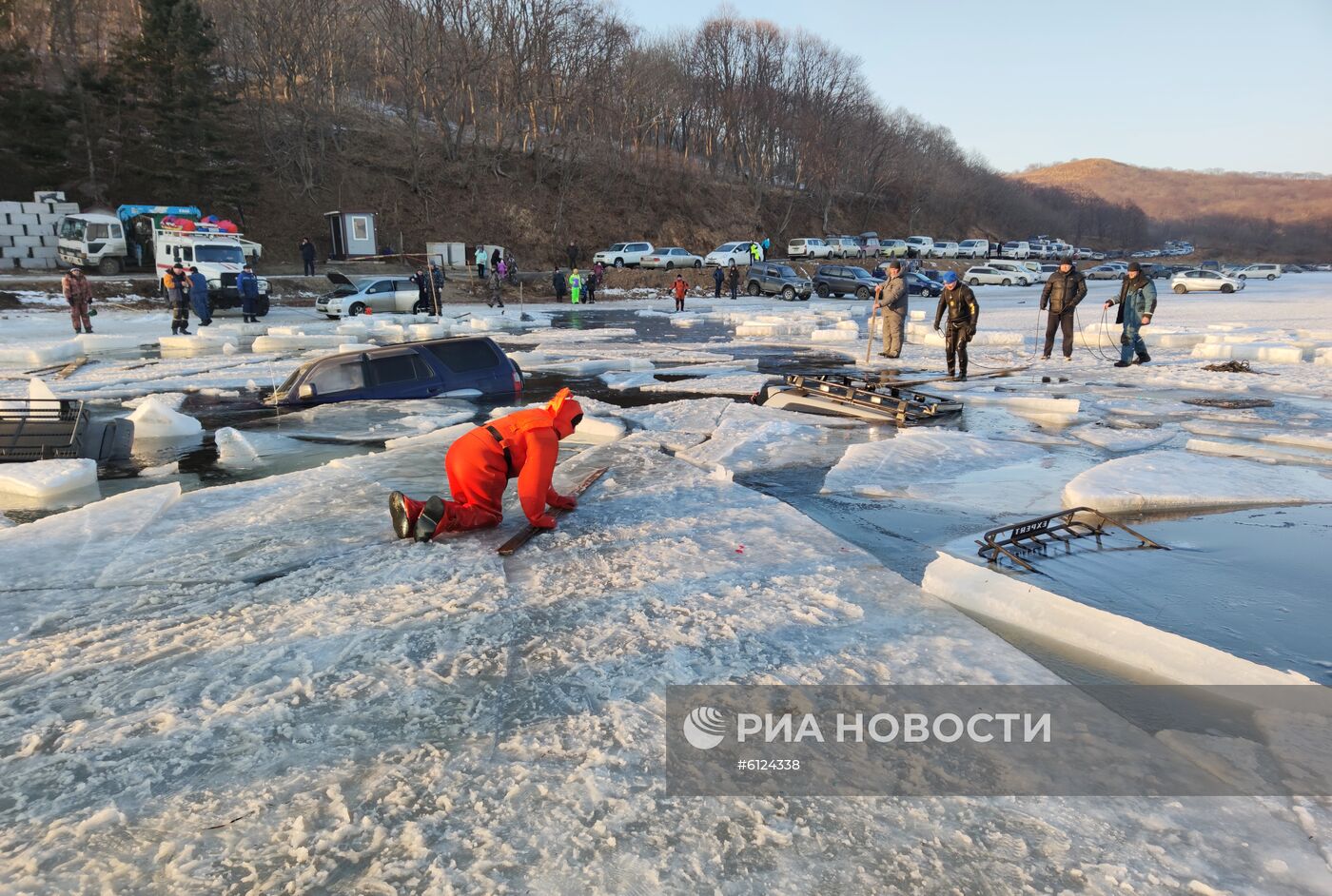 Около 30 автомобилей провалились под лед во Владивостоке