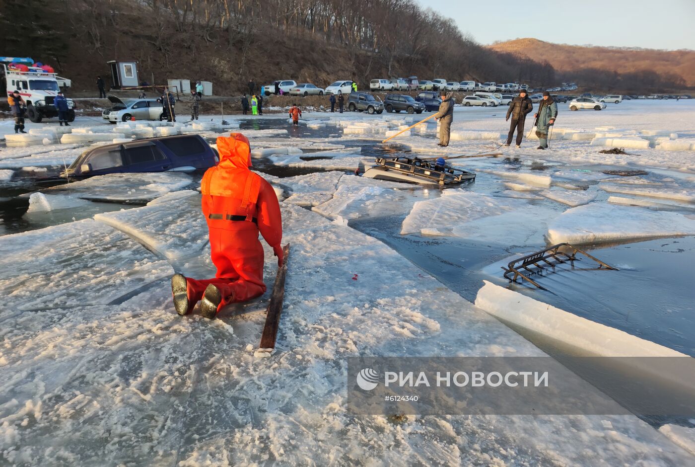 Около 30 автомобилей провалились под лед во Владивостоке