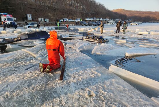 Около 30 автомобилей провалились под лед во Владивостоке