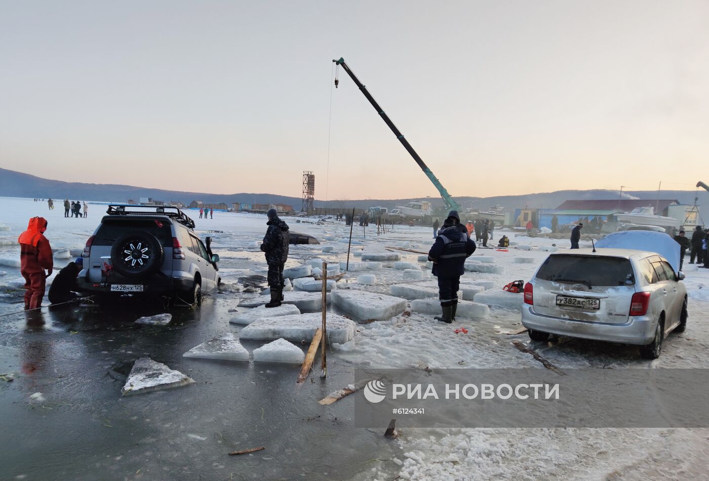 Около 30 автомобилей провалились под лед во Владивостоке