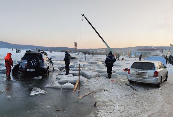 Около 30 автомобилей провалились под лед во Владивостоке