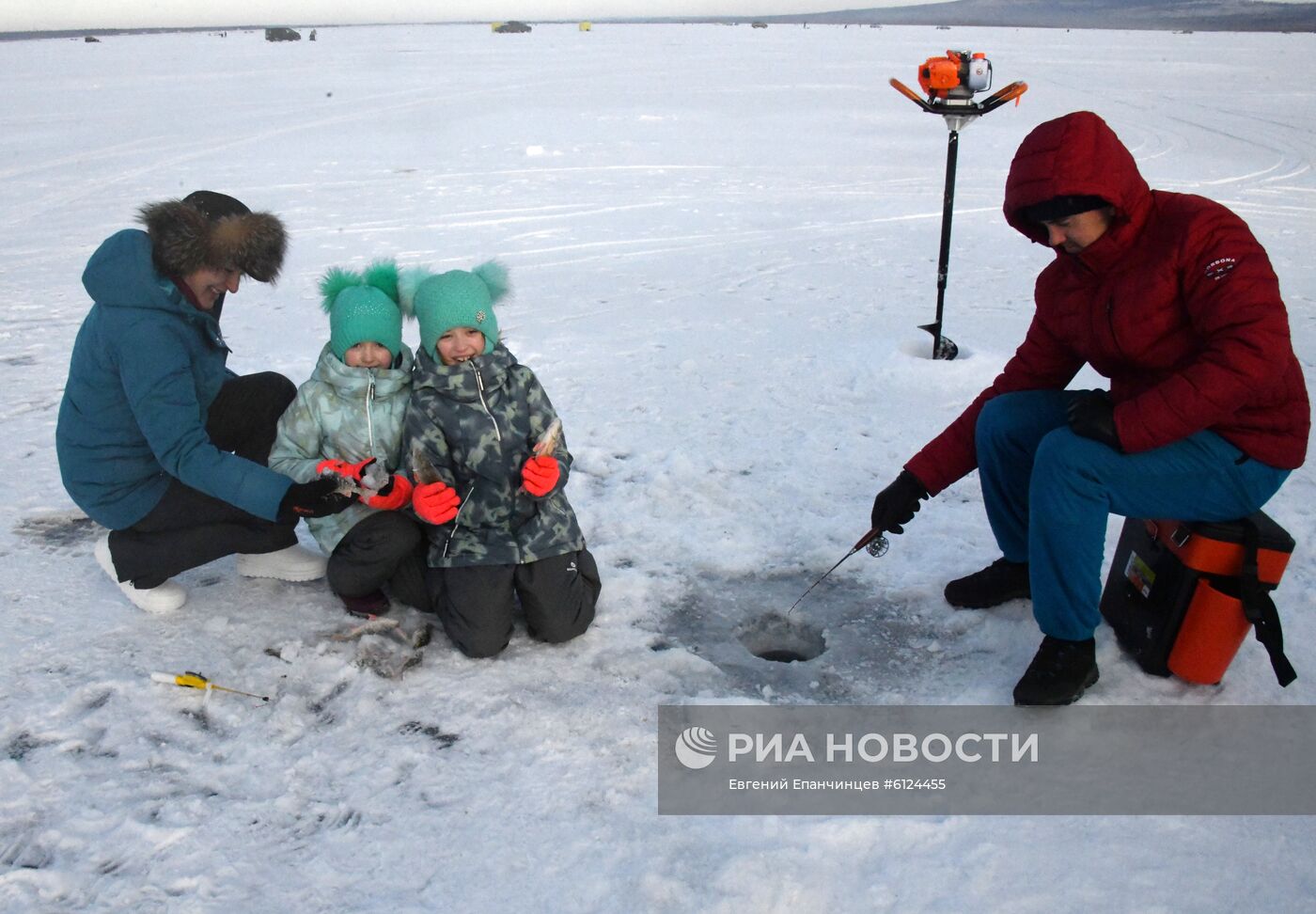 Зимняя подледная рыбалка на Иван-Озере