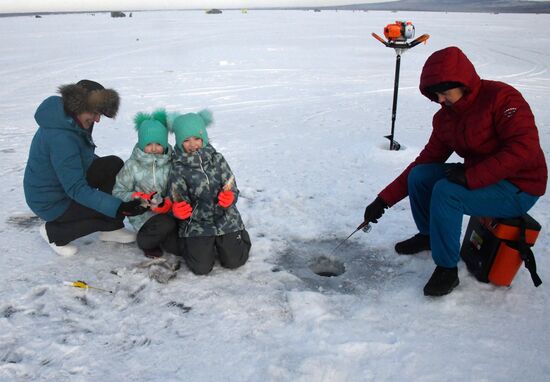 Зимняя подледная рыбалка на Иван-Озере