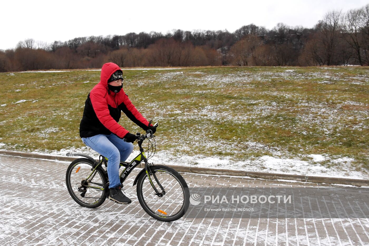 Зимние развлечения горожан в парке Коломенское 