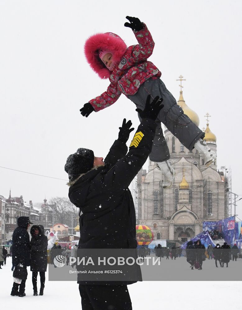 Празднование Рождества на центральной площади Владивостока