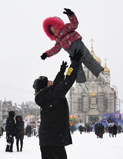 Празднование Рождества на центральной площади Владивостока