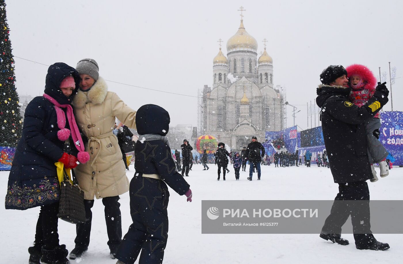 Празднование Рождества на центральной площади Владивостока