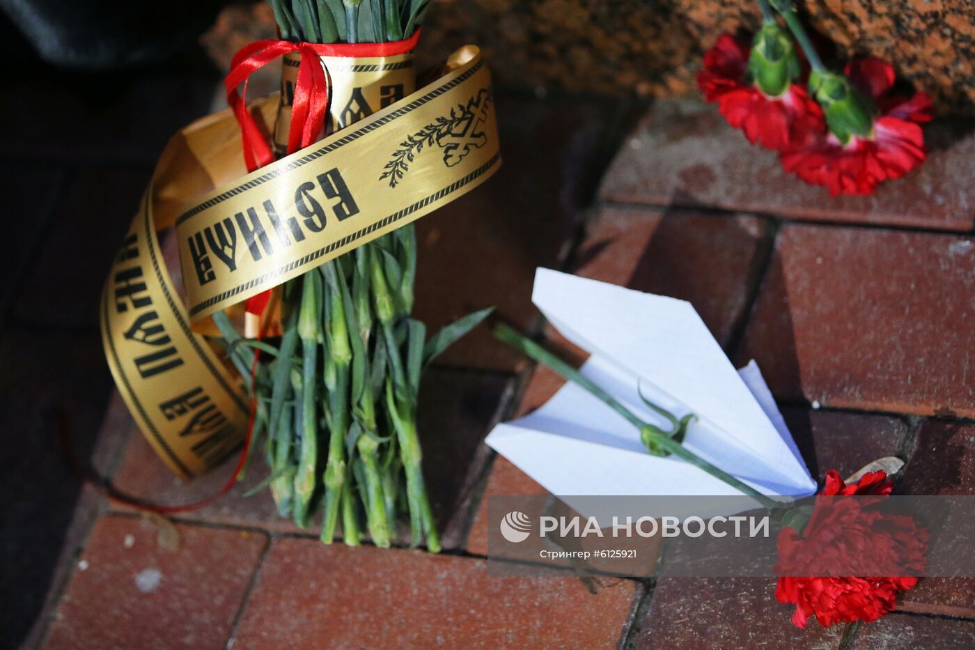 Цветы у посольства Ирана в Киеве в память о жертвах авиакатастрофы