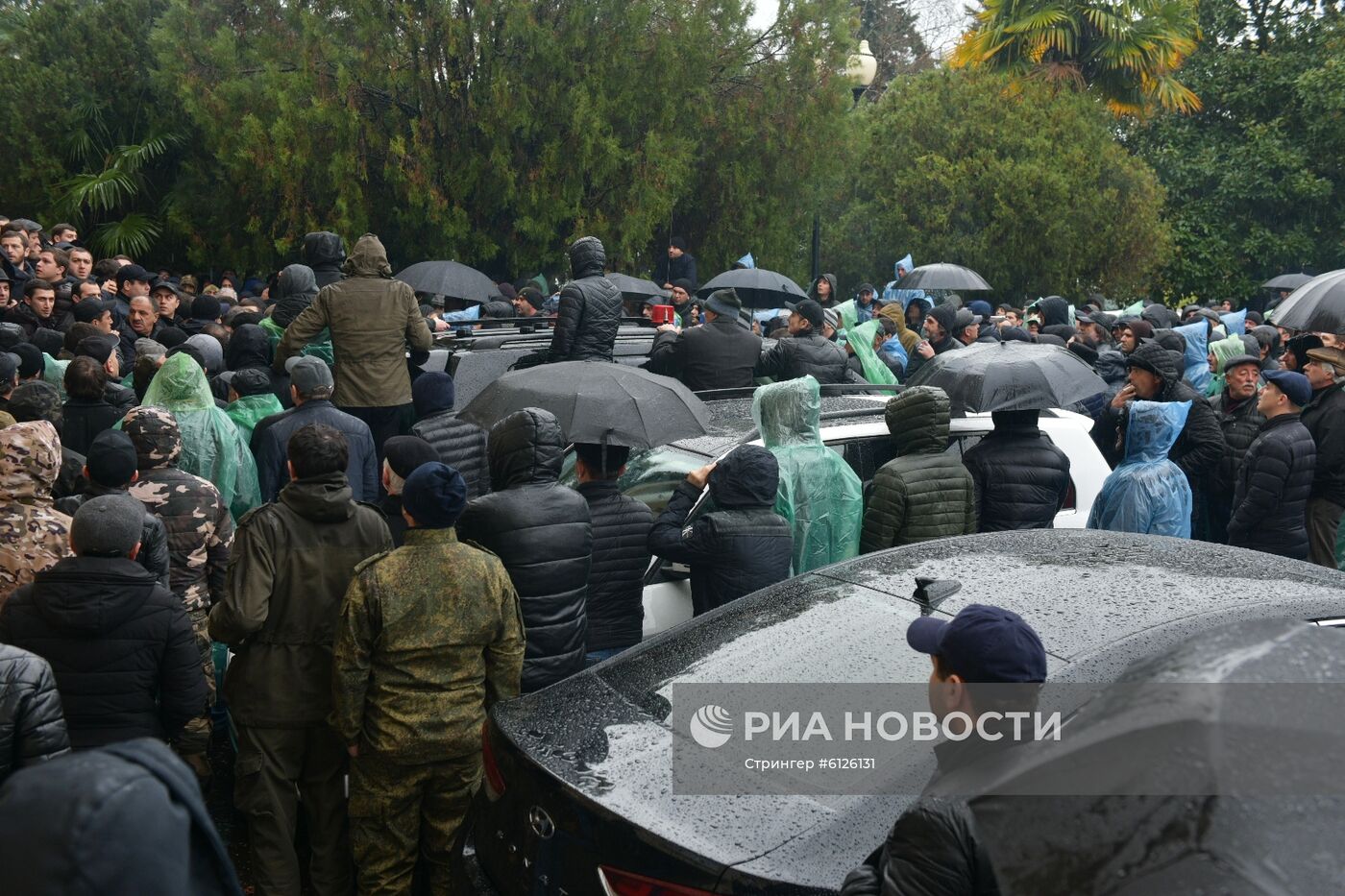 Протестующие штурмуют администрацию президента Абхазии