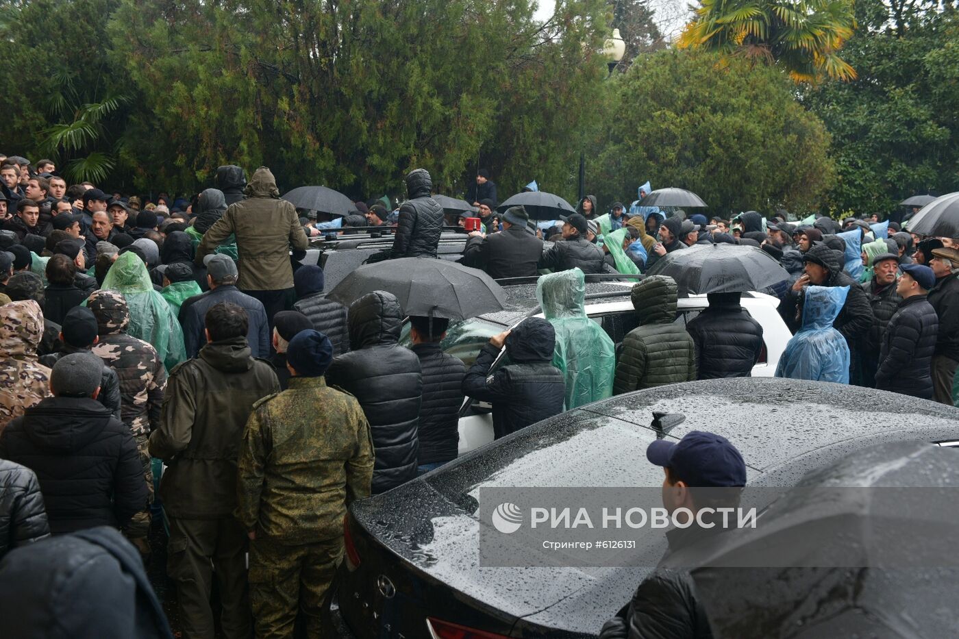 Протестующие штурмуют администрацию президента Абхазии