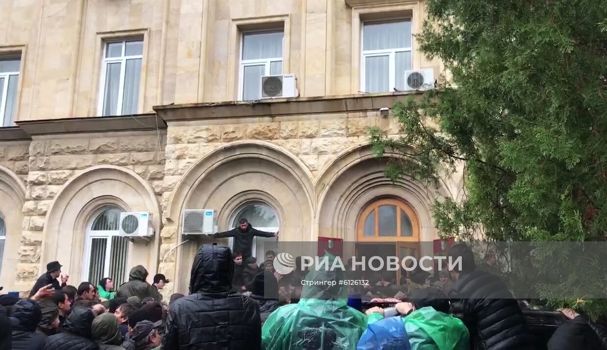 Протестующие штурмуют администрацию президента Абхазии