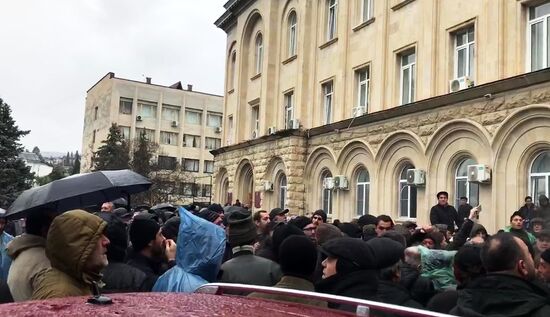 Протестующие штурмуют администрацию президента Абхазии