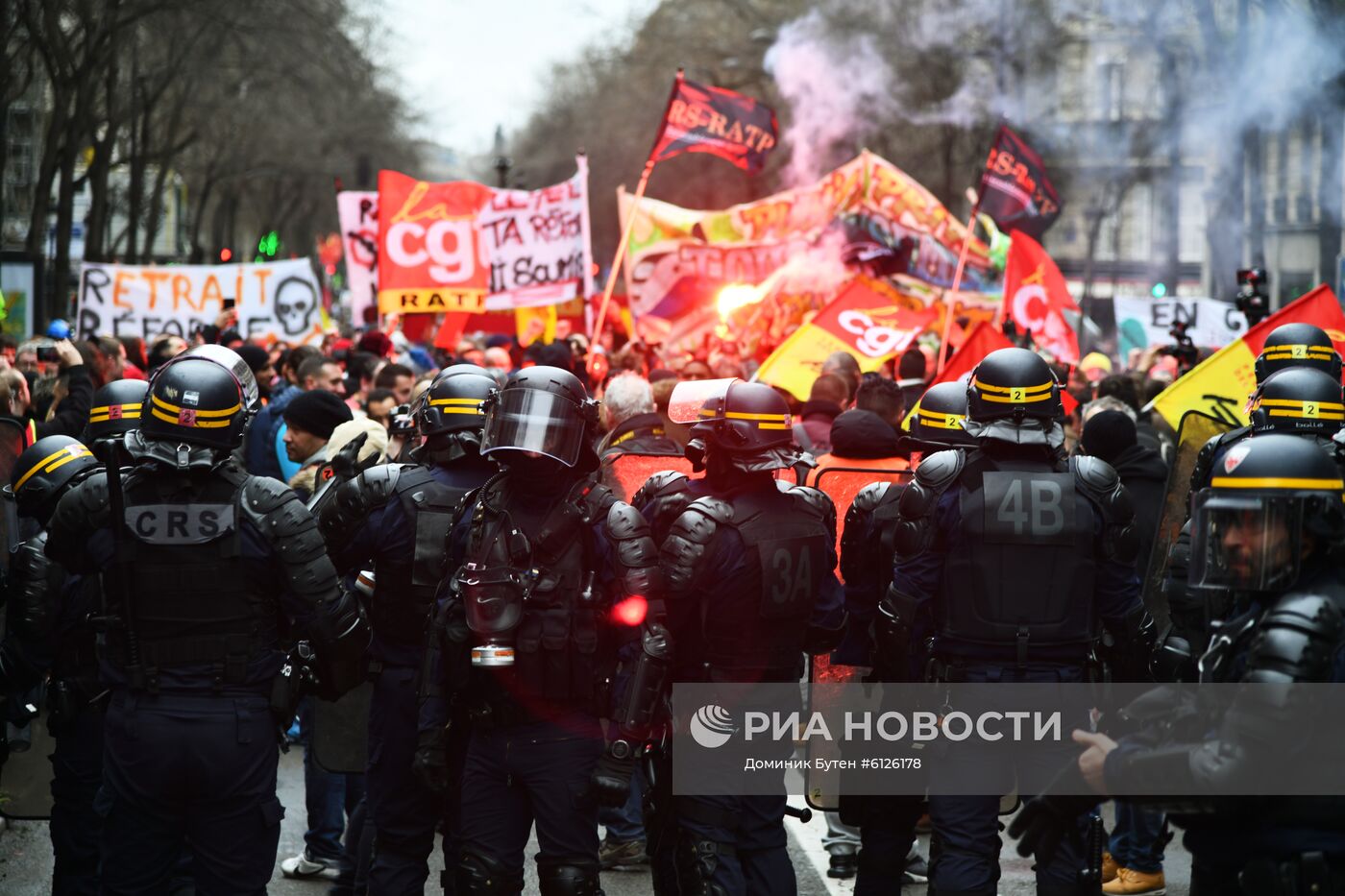 Акция протеста в Париже против пенсионной реформы