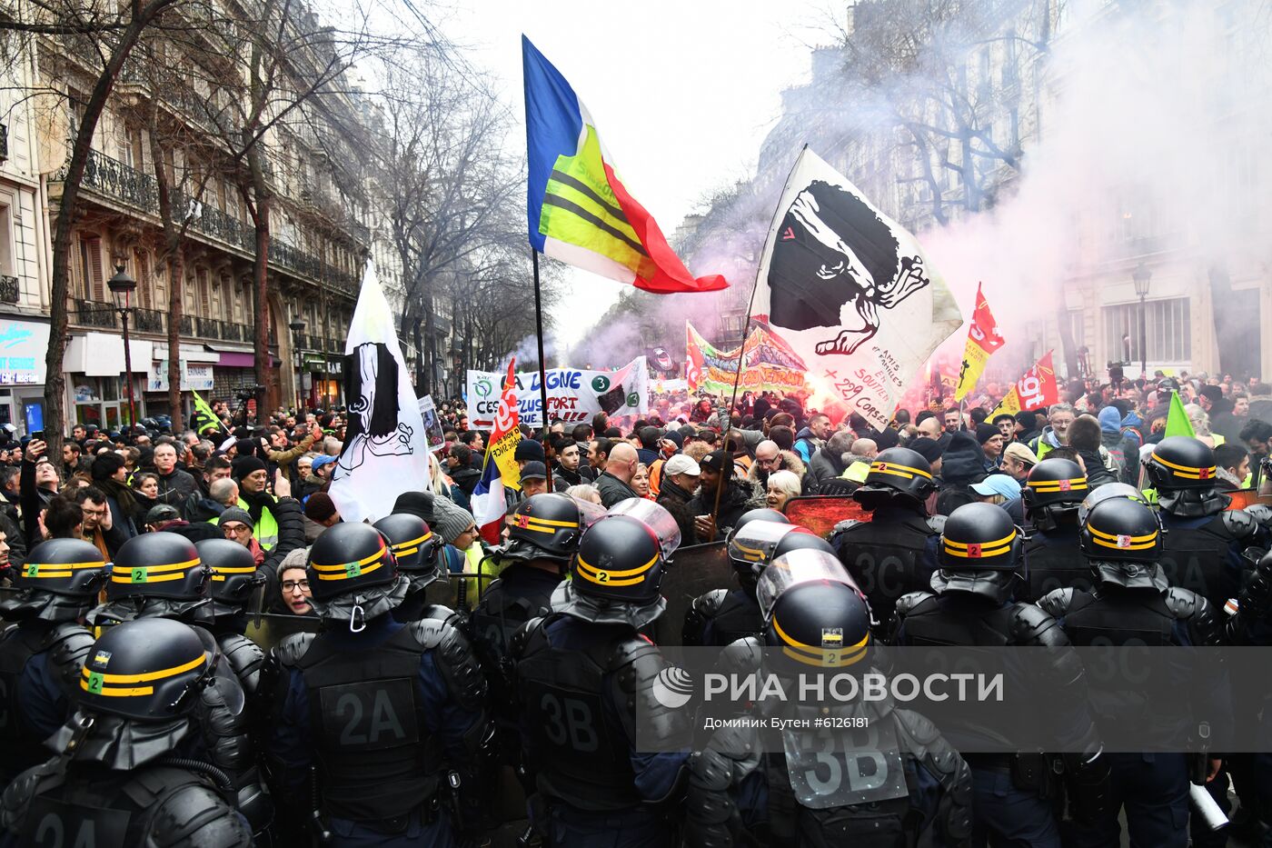 Акция протеста в Париже против пенсионной реформы