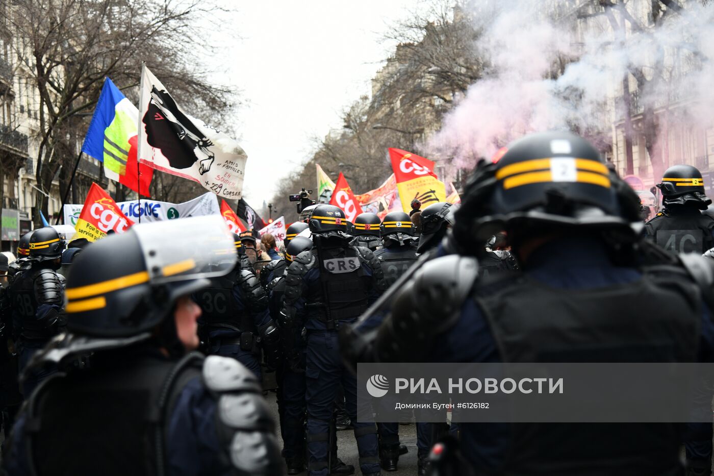 Акция протеста в Париже против пенсионной реформы