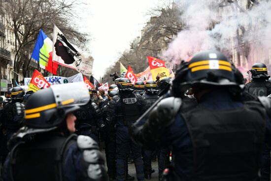 Акция протеста в Париже против пенсионной реформы