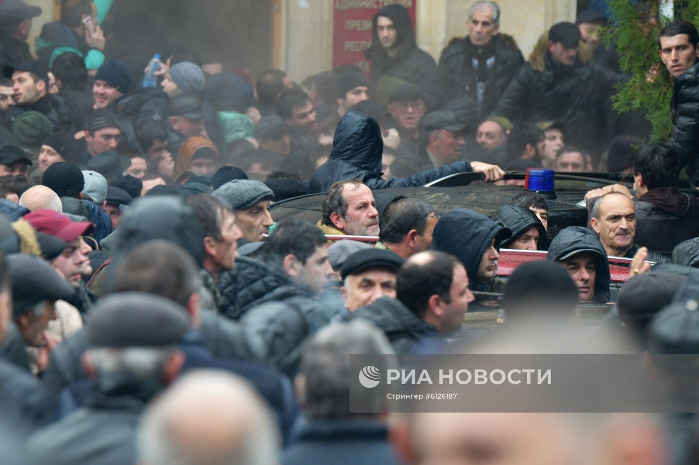 Протестующие штурмуют администрацию президента Абхазии