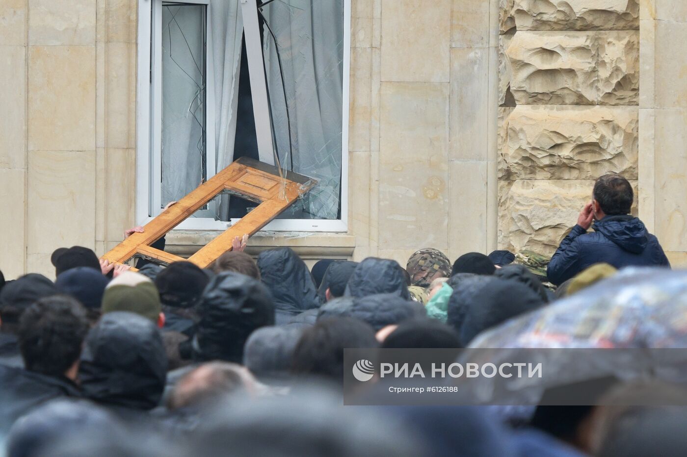 Протестующие штурмуют администрацию президента Абхазии