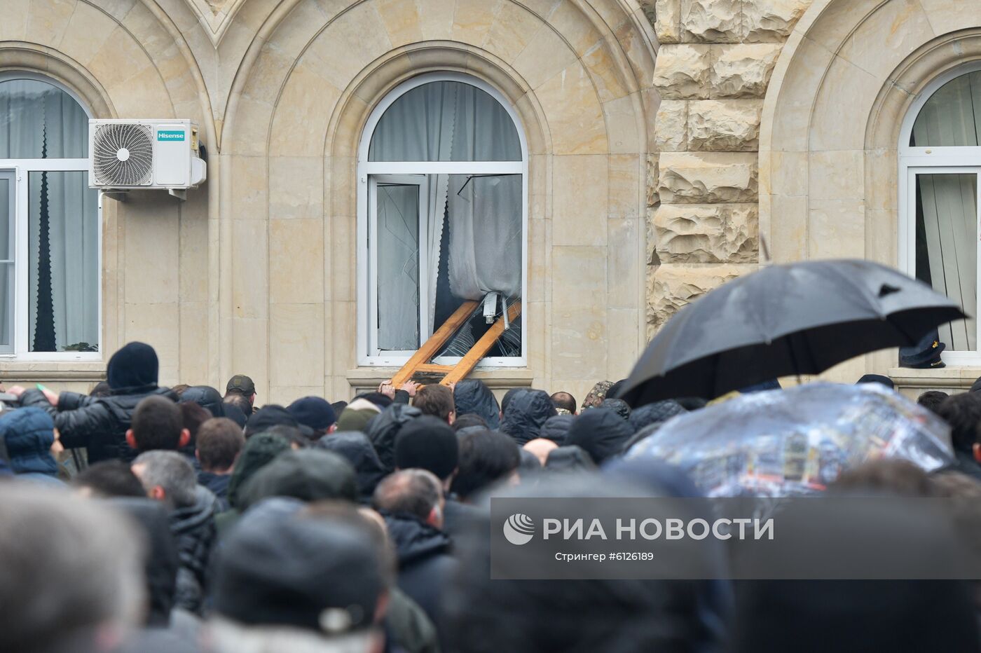 Протестующие штурмуют администрацию президента Абхазии