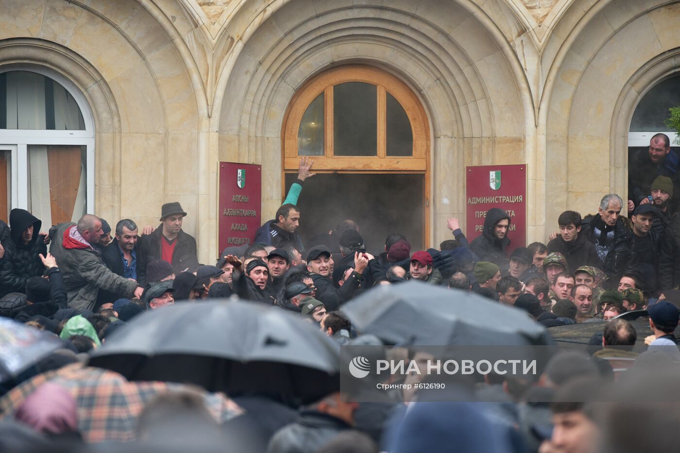 Протестующие штурмуют администрацию президента Абхазии