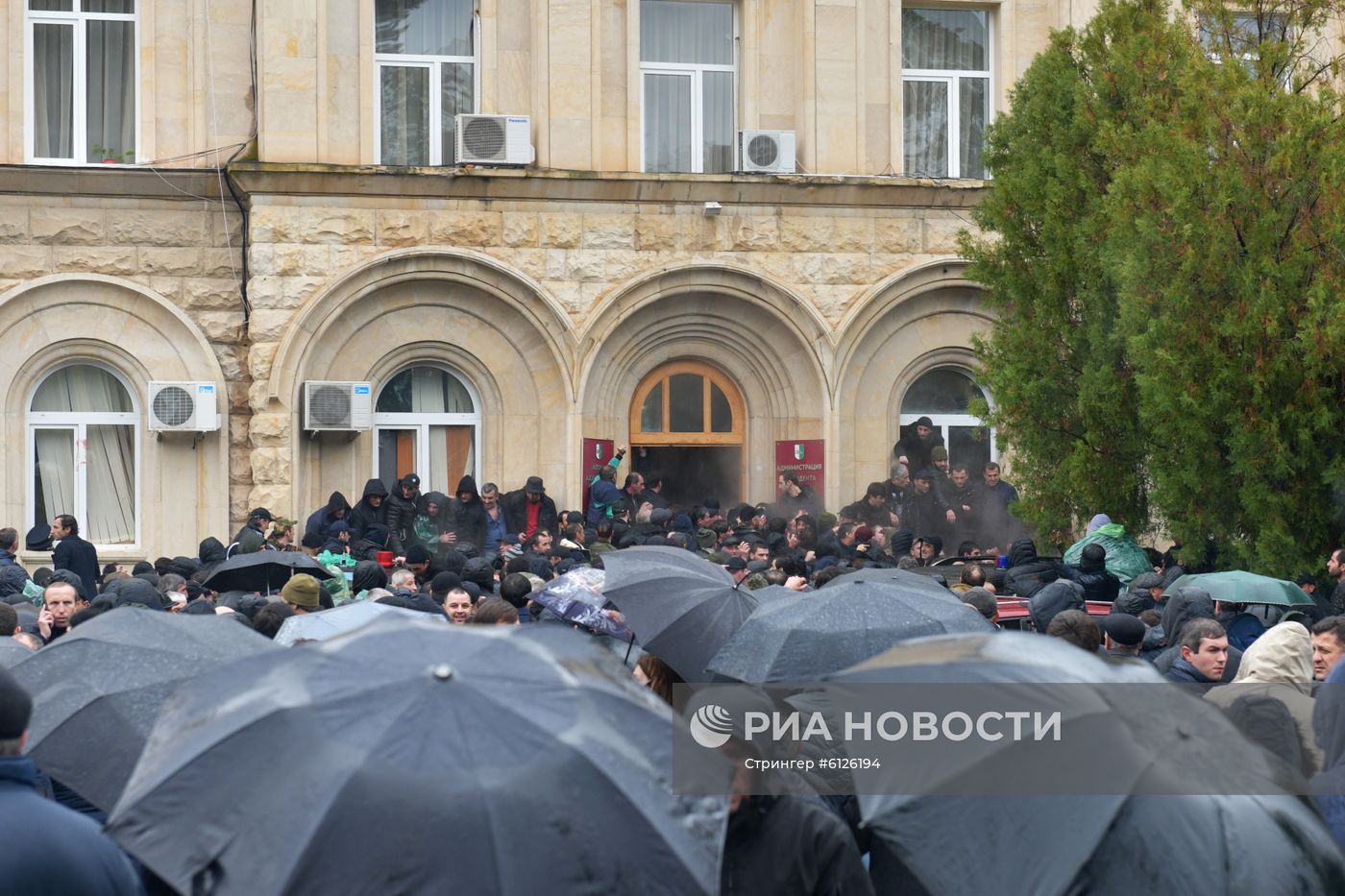 Протестующие штурмуют администрацию президента Абхазии