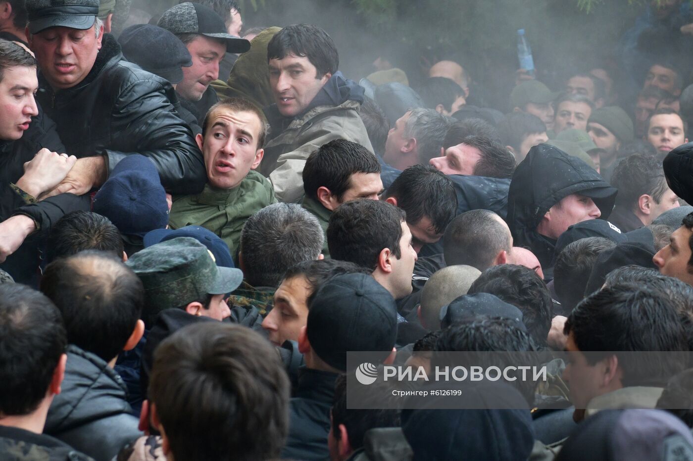 Протестующие штурмуют администрацию президента Абхазии
