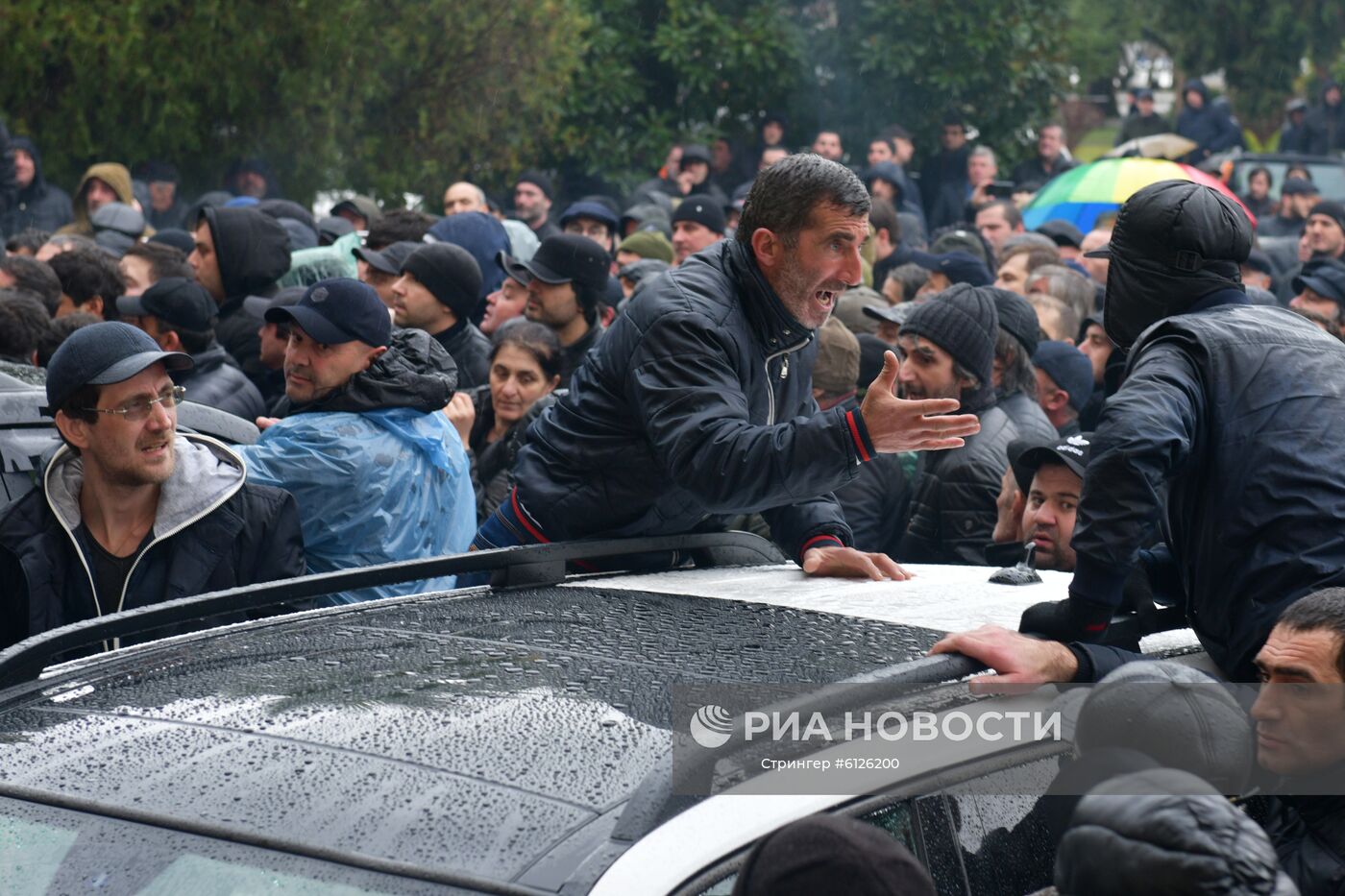 Протестующие штурмуют администрацию президента Абхазии
